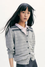 Laden Sie das Bild in den Galerie-Viewer, Damen Strickjacke grau Muster
